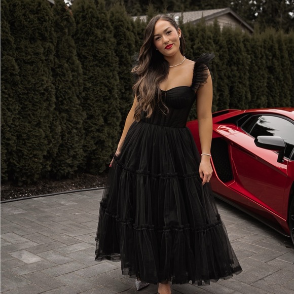 Beautiful Black Tool Gown. - Picture 2 of 4